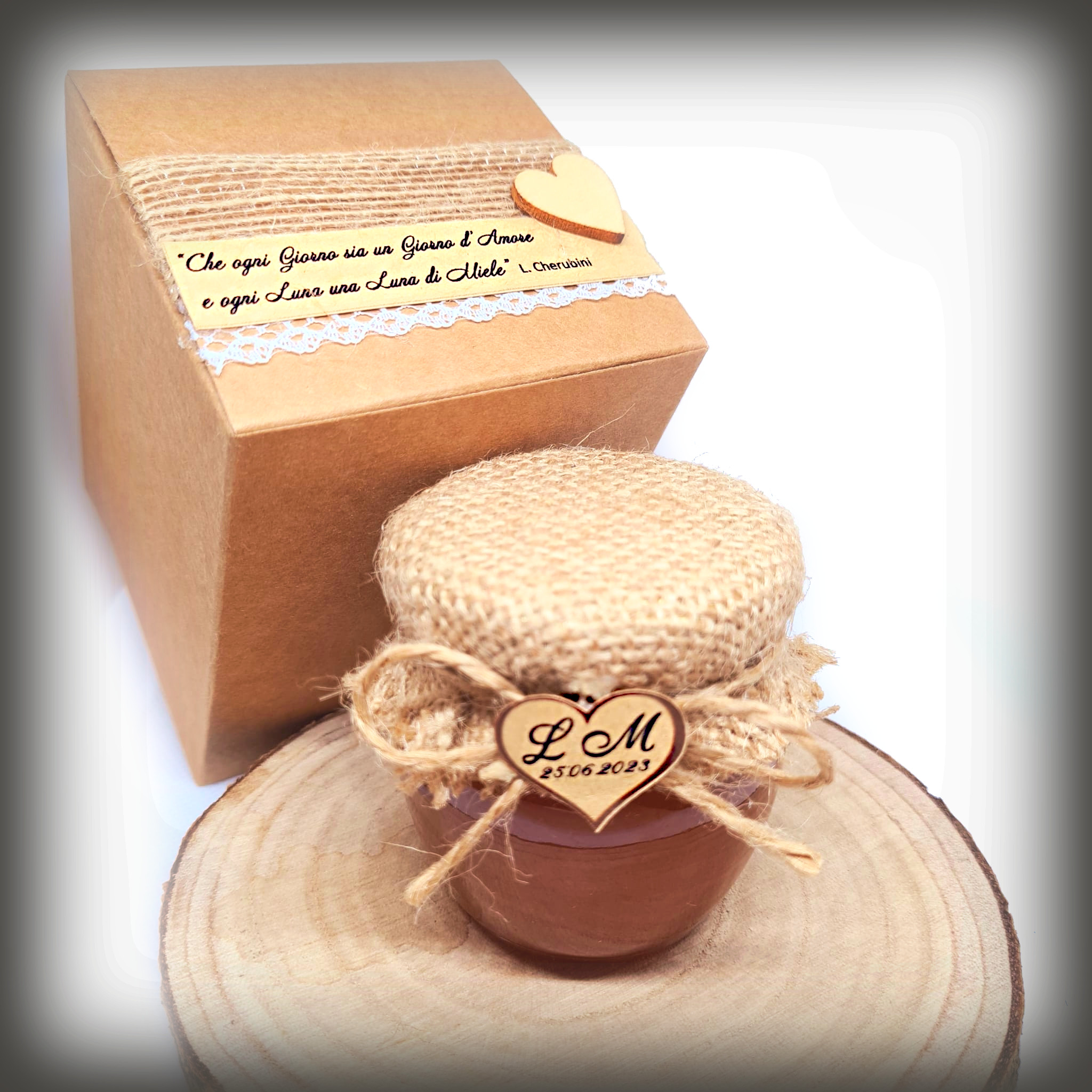 Bomboniera miele millefiori in vaso da 125g con confetti e spargimiele in  legno
